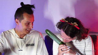 Игривое шоу с консолью и соблазном