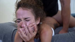 Юная 18-летняя красотка не выдерживает жесткой съемки