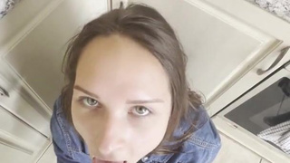 Горячий кухонный секс в отсутствие родителей