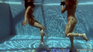 Две соблазнительные девушки наслаждаются водными ласками наедине