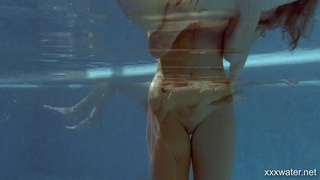 Две соблазнительные девушки наслаждаются водными ласками наедине