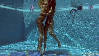 Две соблазнительные девушки наслаждаются водными ласками наедине