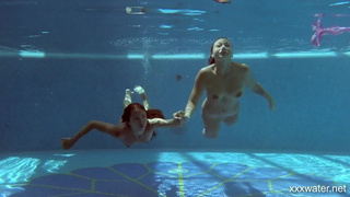 Две соблазнительные девушки наслаждаются водными ласками наедине