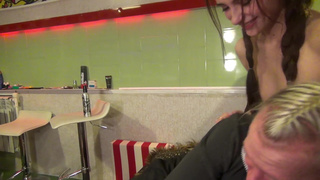 Жаркая измена жены – друг мужа устроил жесткий секс